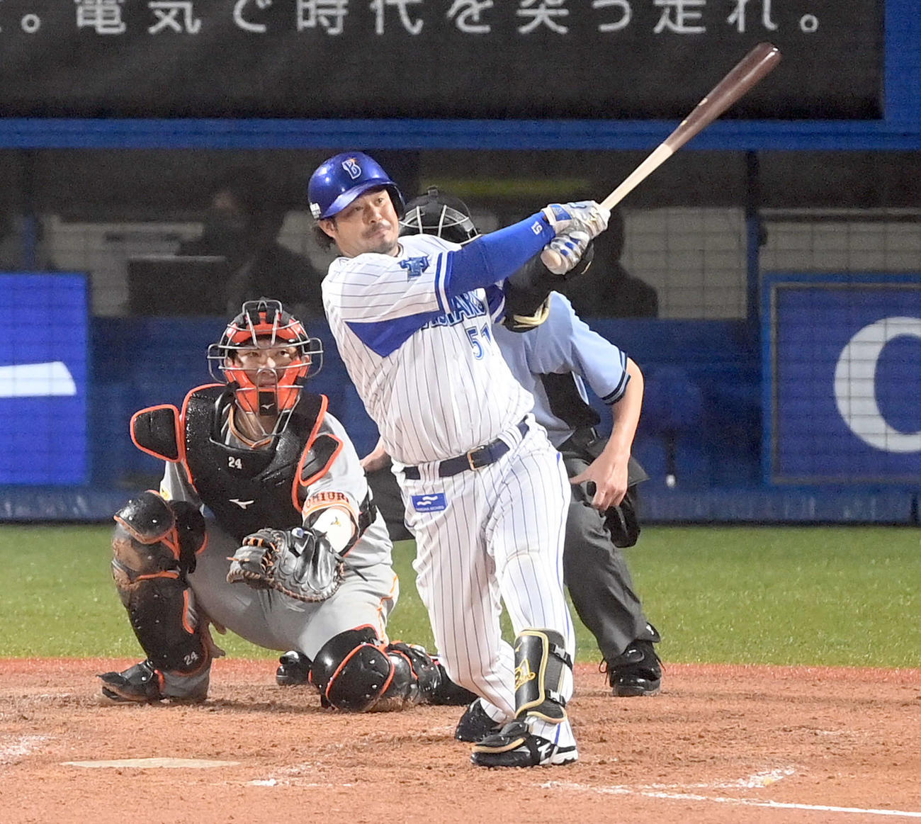 DeNA対巨人　3回裏DeNA2死一塁、勝ち越しの7号2点本塁打を放つ宮崎（撮影・たえ見朱実）