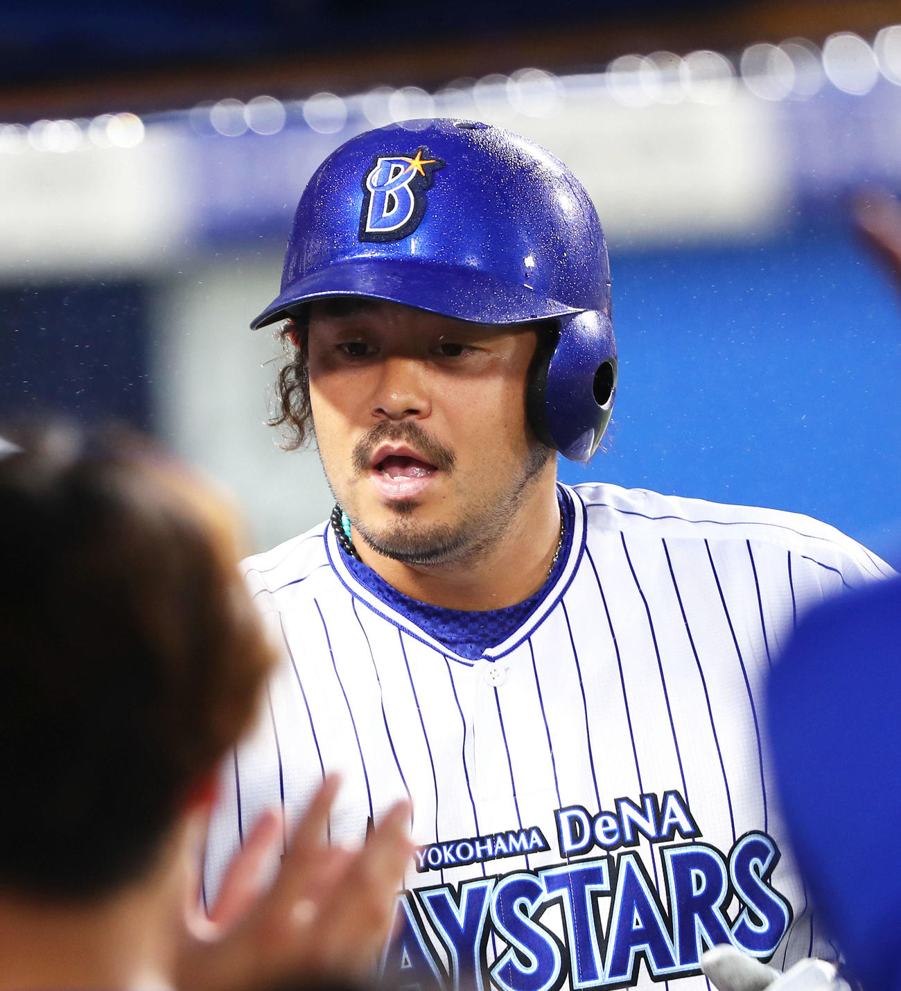 DeNA対巨人　3回裏DeNA2死一塁、逆転2点本塁打で生還し、ナインに迎えられる宮崎（撮影・河田真司）
