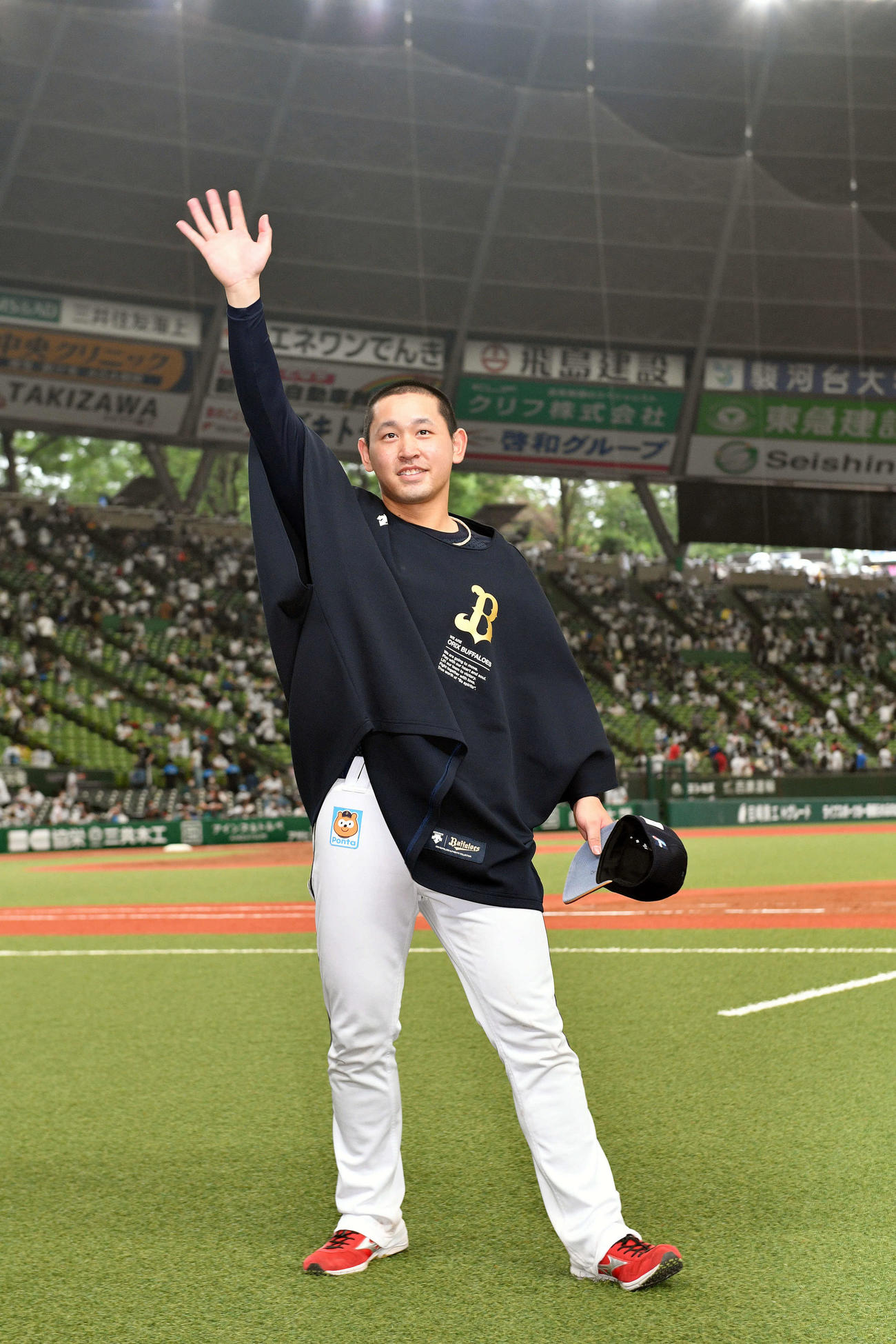 西武対オリックス　ヒーローインタビューを終えファンに手を振るオリックス宮城（撮影・滝沢徹郎）