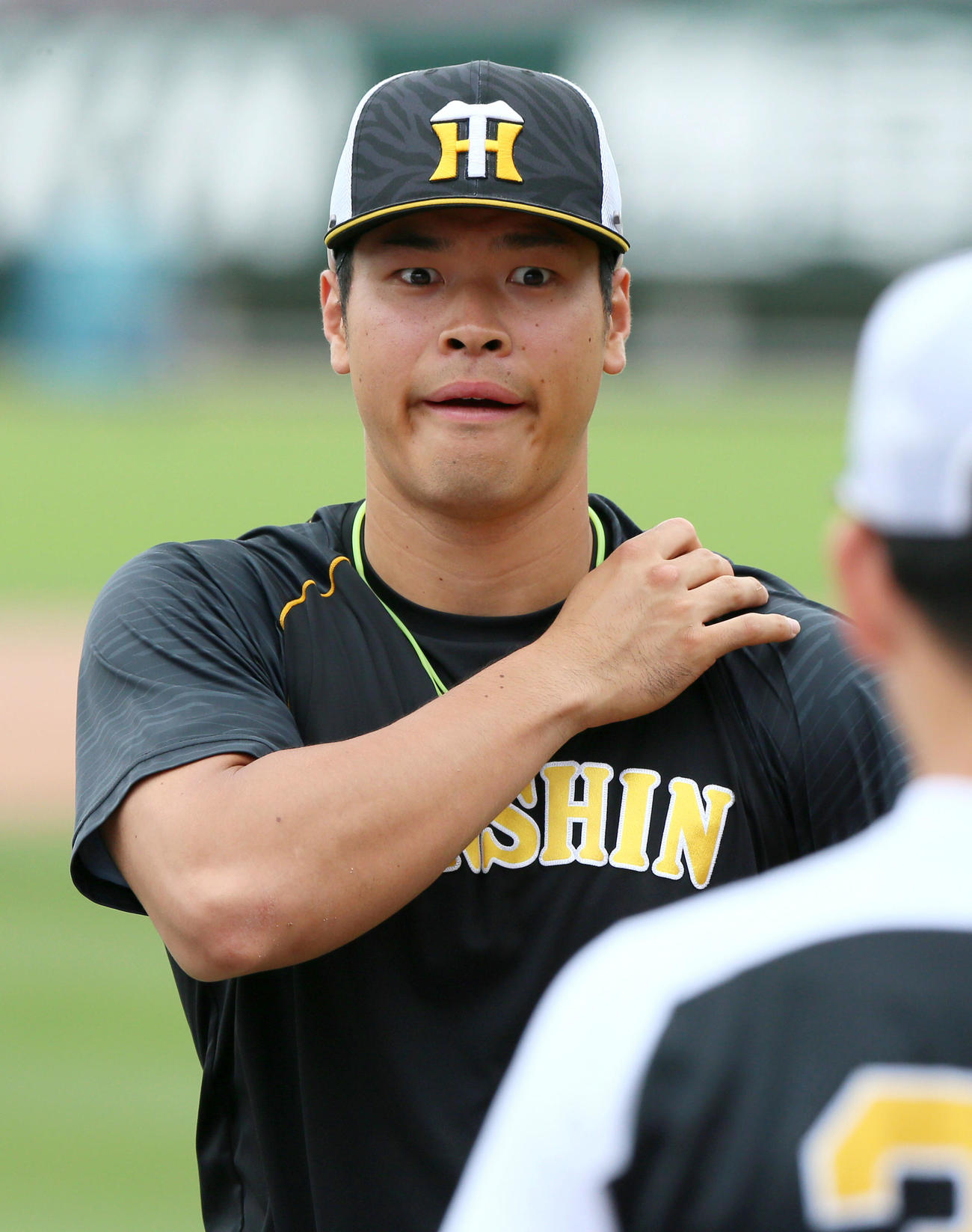 広島対阪神　試合前、変顔する佐藤輝（撮影・上山淳一）