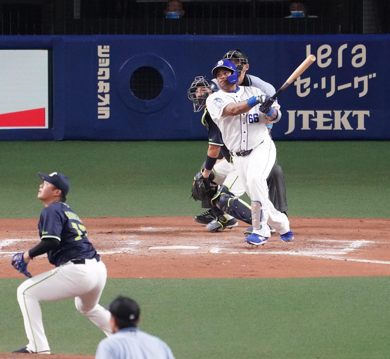 中日対ヤクルト　8回裏中日無死一塁、右中間スタンドへ2点本塁打を放つビシエド（撮影・森本幸一）