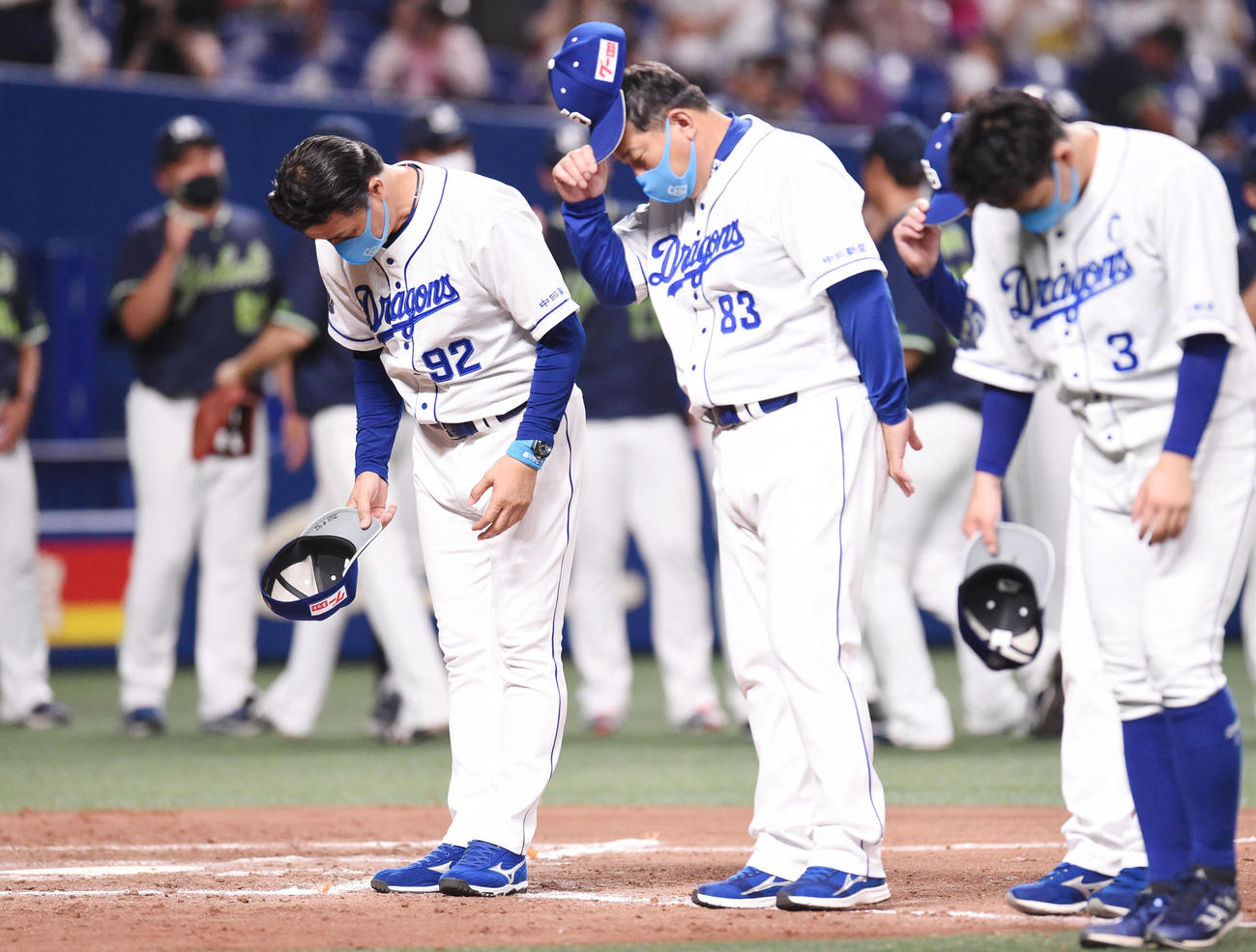 中日対ヤクルト　試合終了、スタンドの観客に一礼する与田監督ら中日ナイン（撮影・森本幸一）