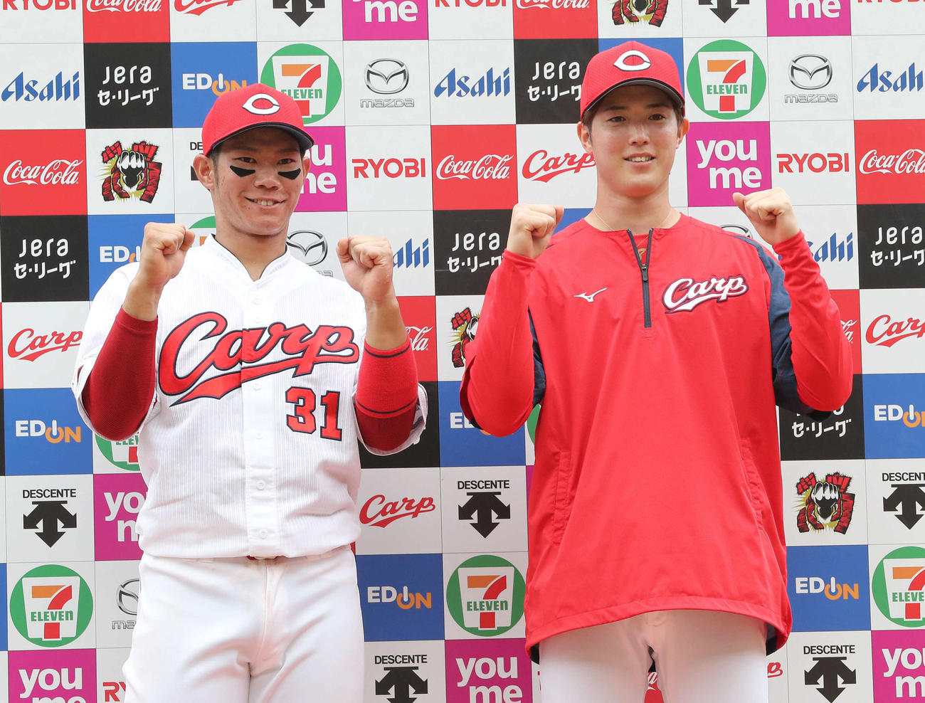 広島対阪神　お立ち台でポーズを決める森下（右）と坂倉