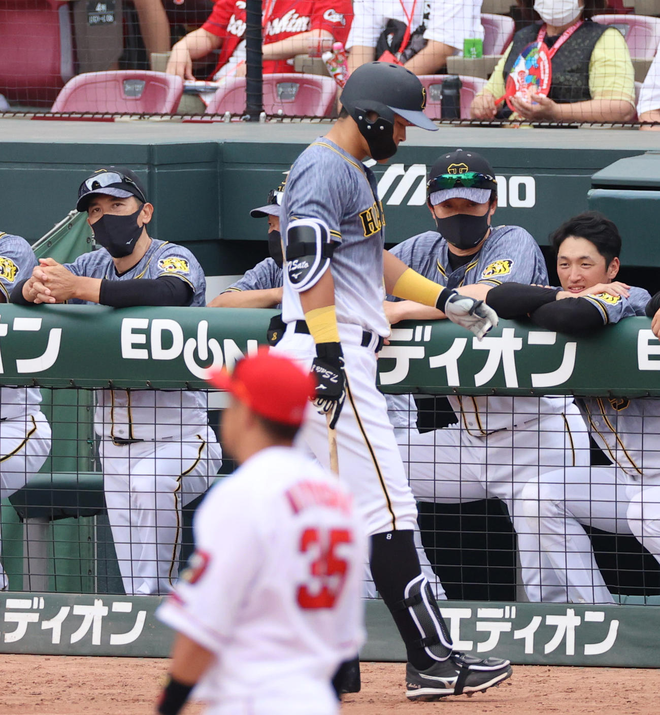 広島対阪神　9回表阪神1死一、二塁、この試合5つめの三振に終わる佐藤輝、左は矢野監督（撮影・清水貴仁）