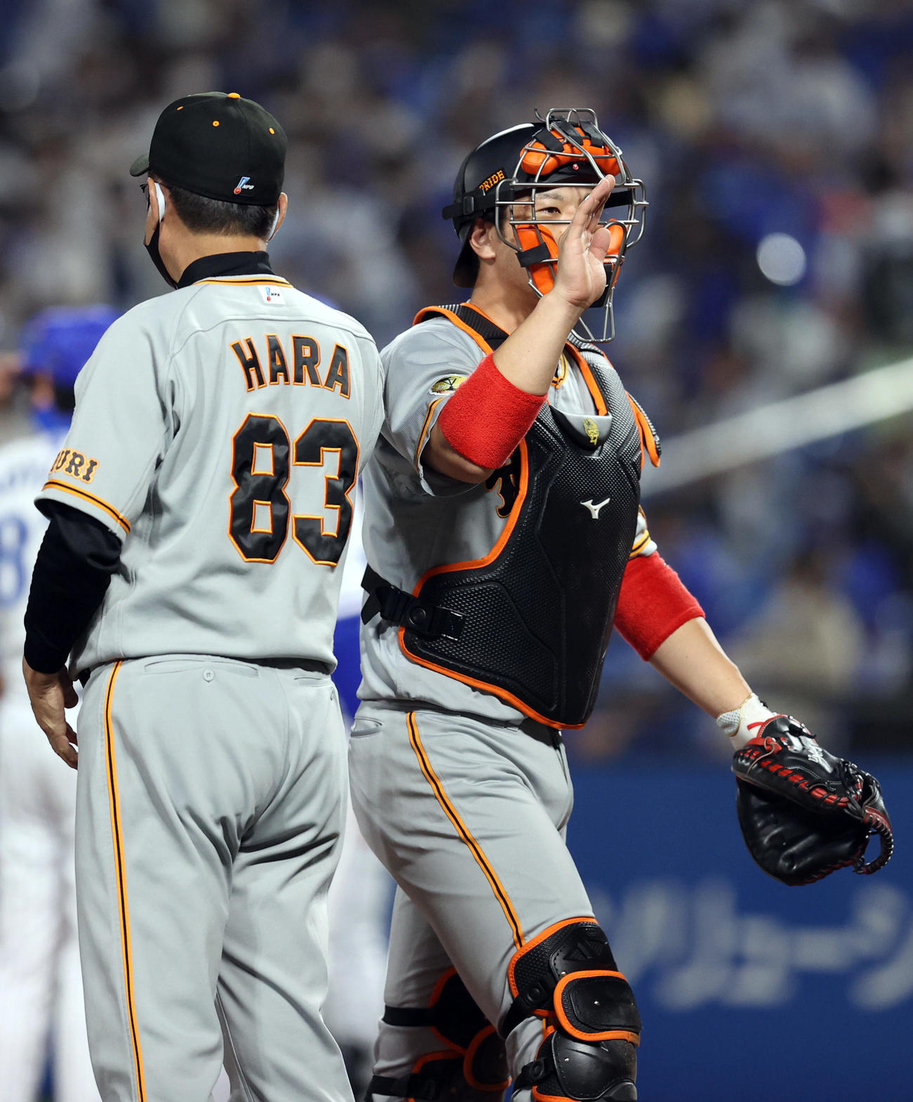 3日の試合後、原監督（左）らとタッチを交わす炭谷（2021年7月3日）