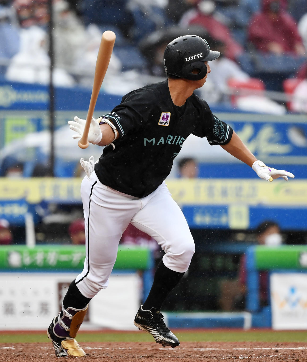 ロッテ対楽天　3回裏ロッテ1死二、三塁、左翼線へ2点適時二塁打を放つ福田秀（撮影・横山健太）
