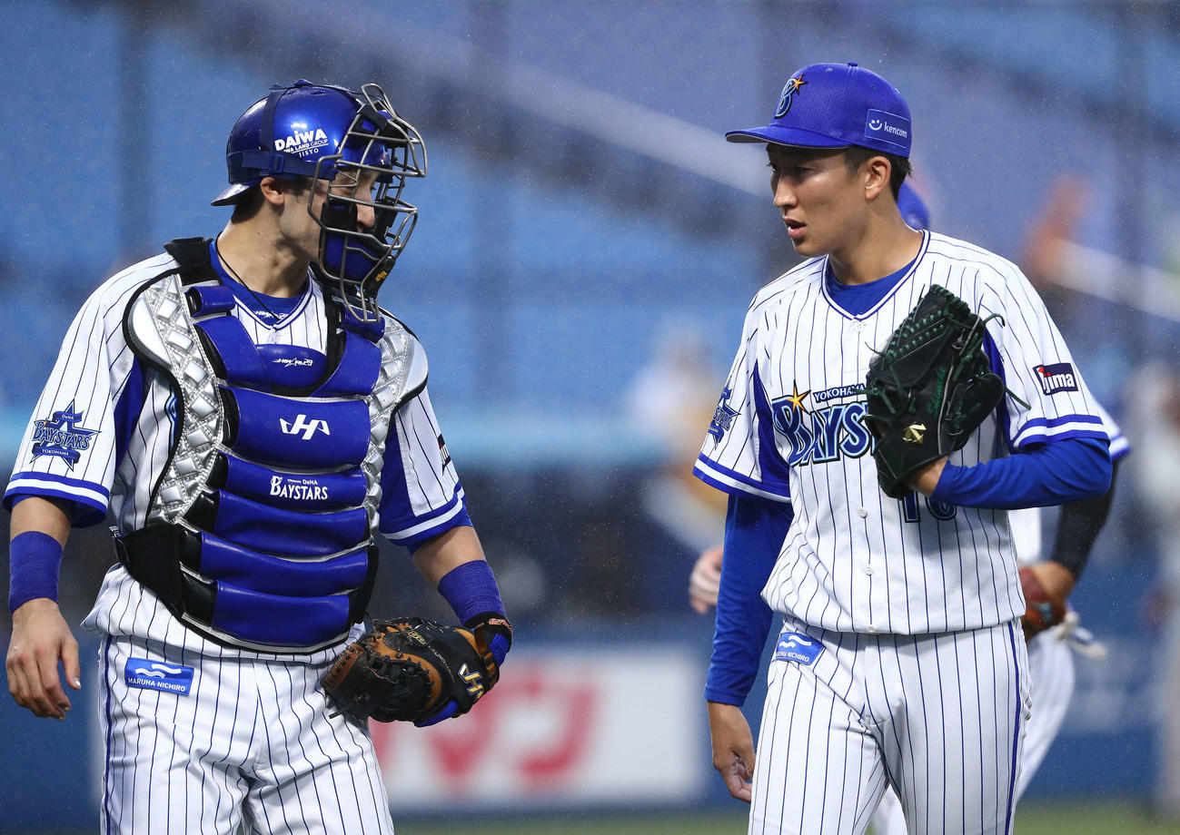 DeNA対巨人　2回表を抑え、伊藤光（左）と言葉を交わす大貫（撮影・河田真司）