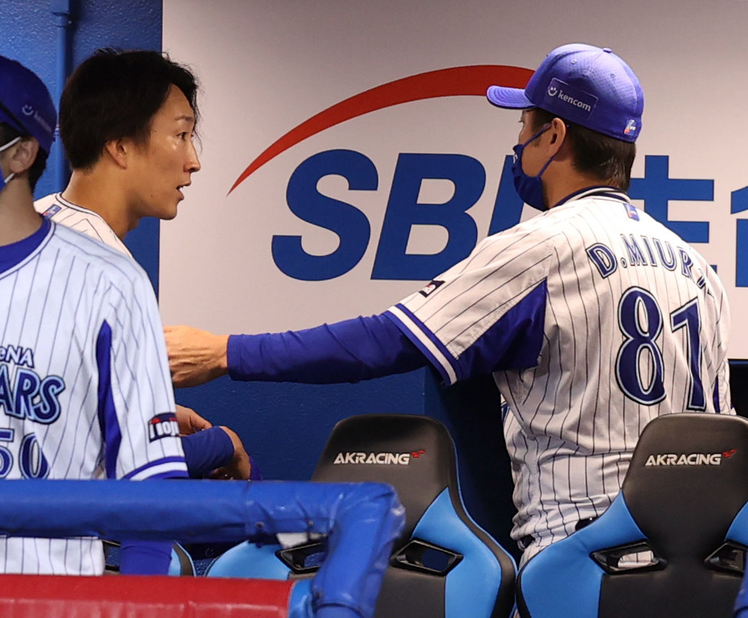 DeNA対巨人　6回表途中、交代した先発大貫（左）は三浦監督から声をかけられる（撮影・狩俣裕三）