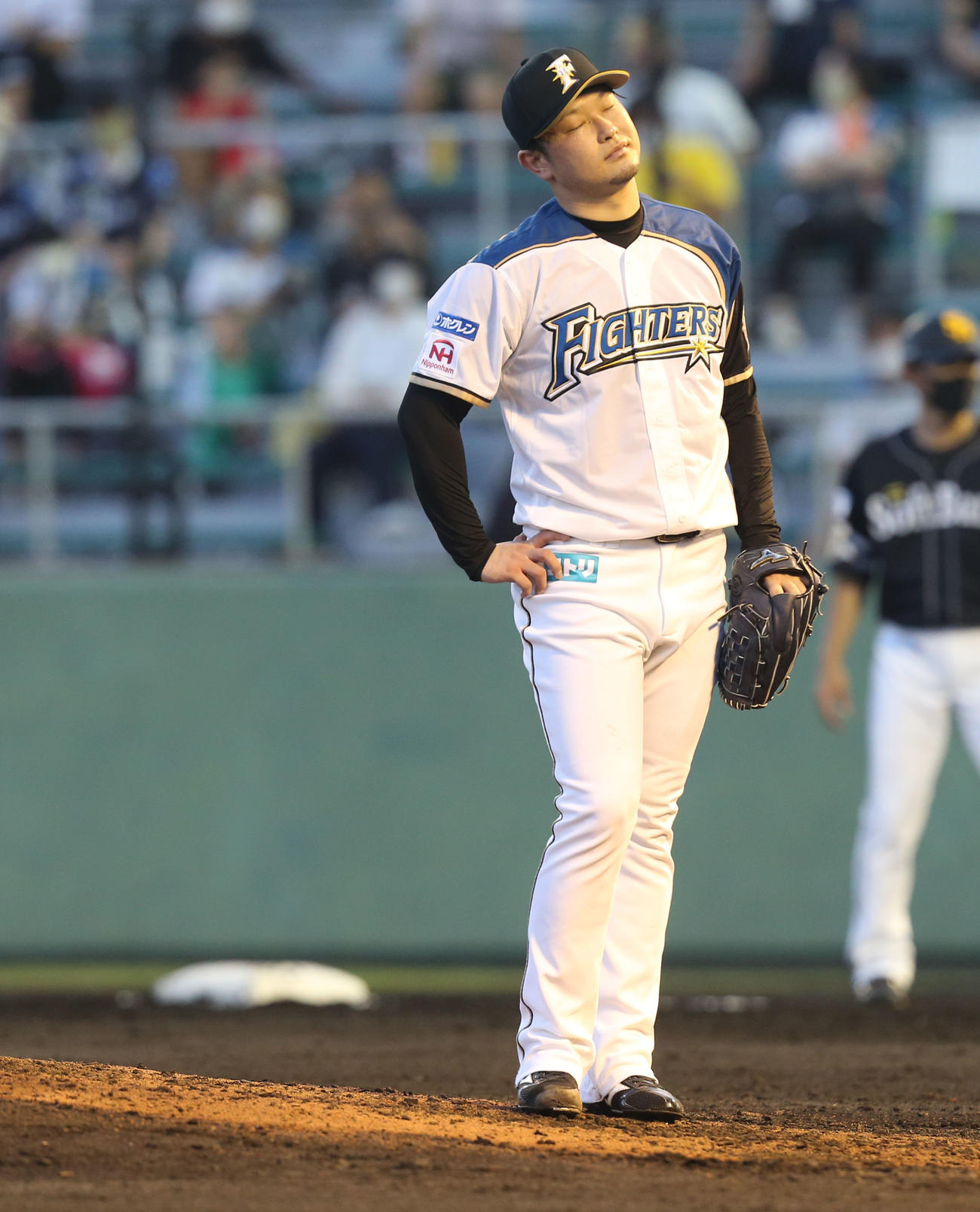 日本ハム対ソフトバンク　2回表ソフトバンク1死満塁、池田は押し出しで追加点を与え悔しい表情を見せる（撮影・屋方直哉）