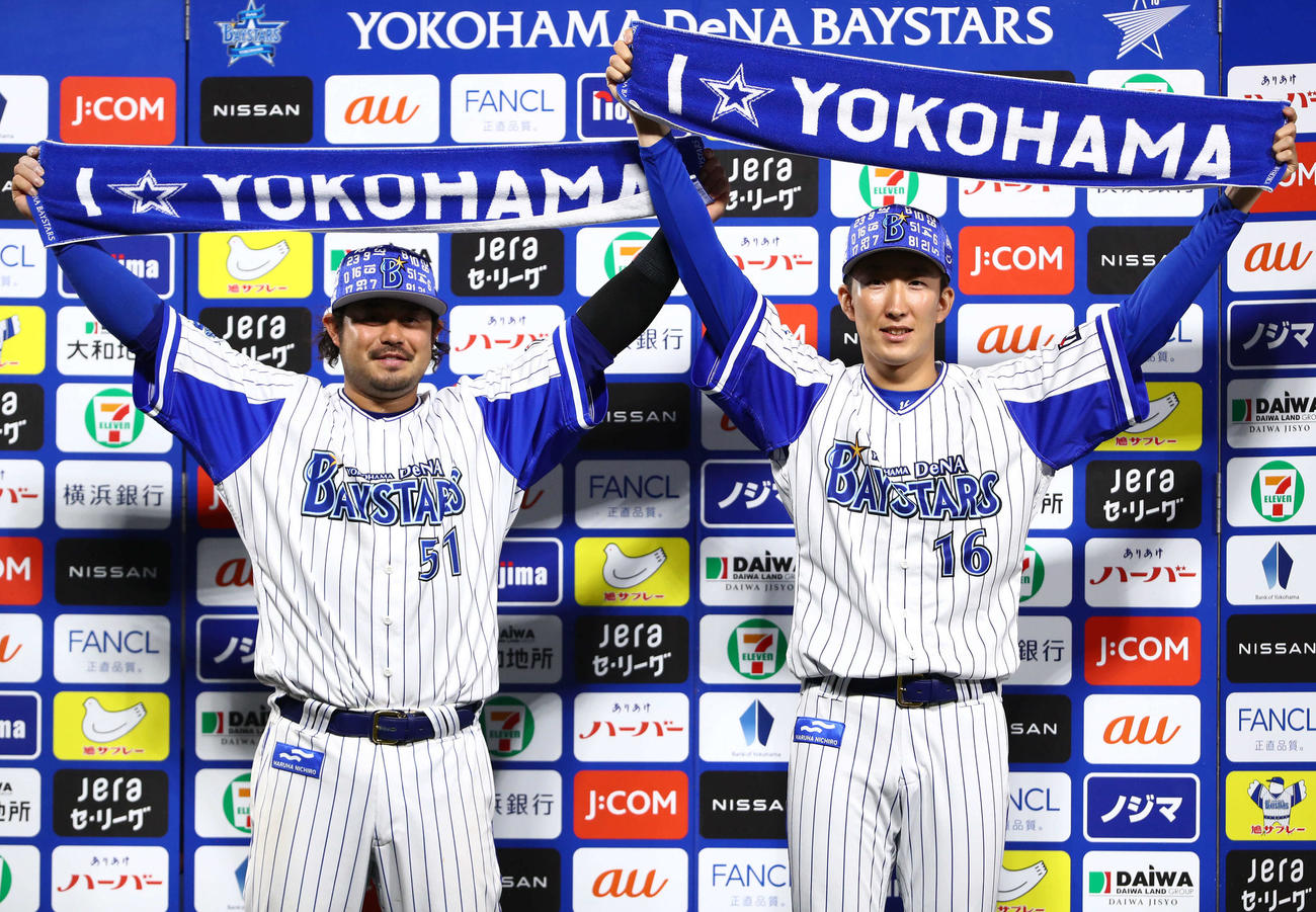 DeNA対巨人　勝利インタビュー後にタオルを掲げるDeNA宮崎（左）と大貫（撮影・河田真司）