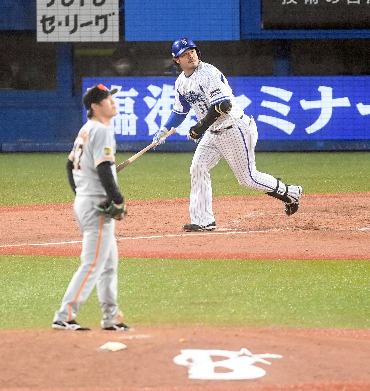 DeNA対巨人　3回裏DeNA2死一塁、勝ち越しの7号2点本塁打を放ち打球の行方を見る宮崎。投手高橋（撮影・たえ見朱実）