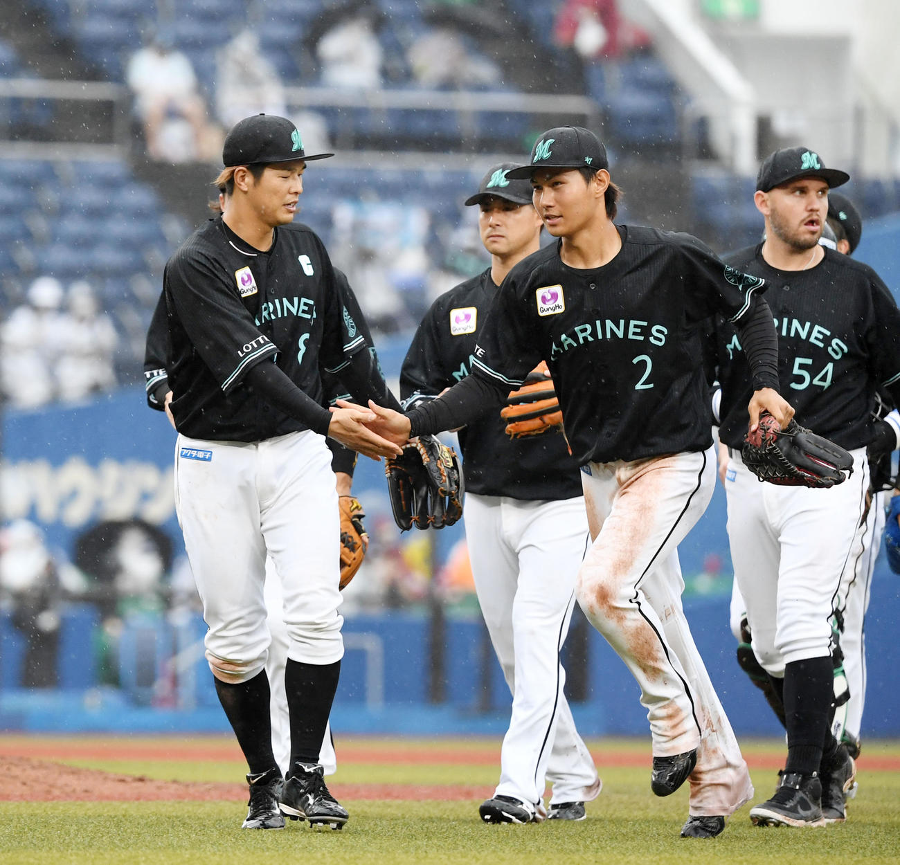 ロッテ対楽天　楽天に勝利しタッチを交わすロッテ藤原（右から2人目）と中村奨（同4人目）（撮影・横山健太）