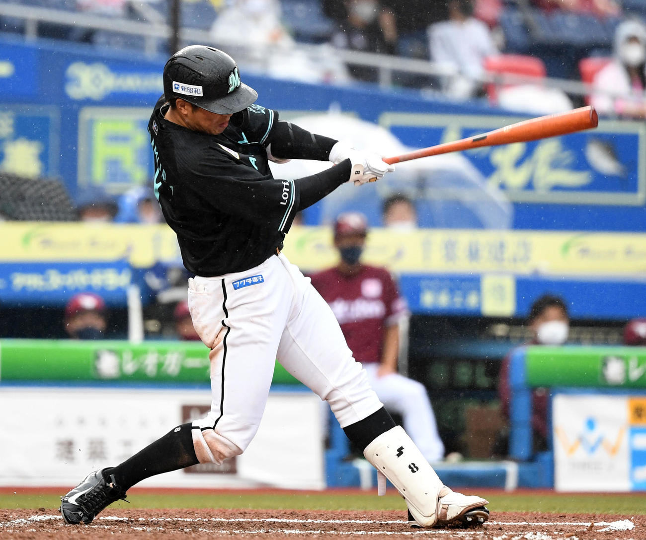 ロッテ対楽天　6回裏ロッテ2死二塁、左翼線へ適時二塁打を放つ中村奨（撮影・横山健太）