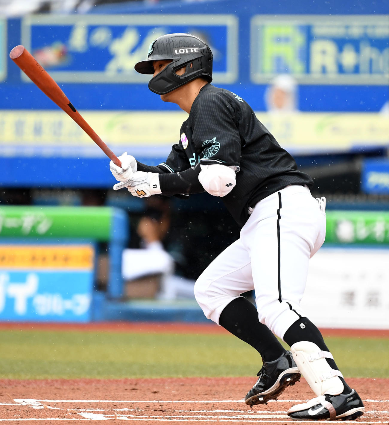 ロッテ対楽天　1回裏ロッテ無死二、三塁、左前2点適時打を放つ中村奨（撮影・横山健太）