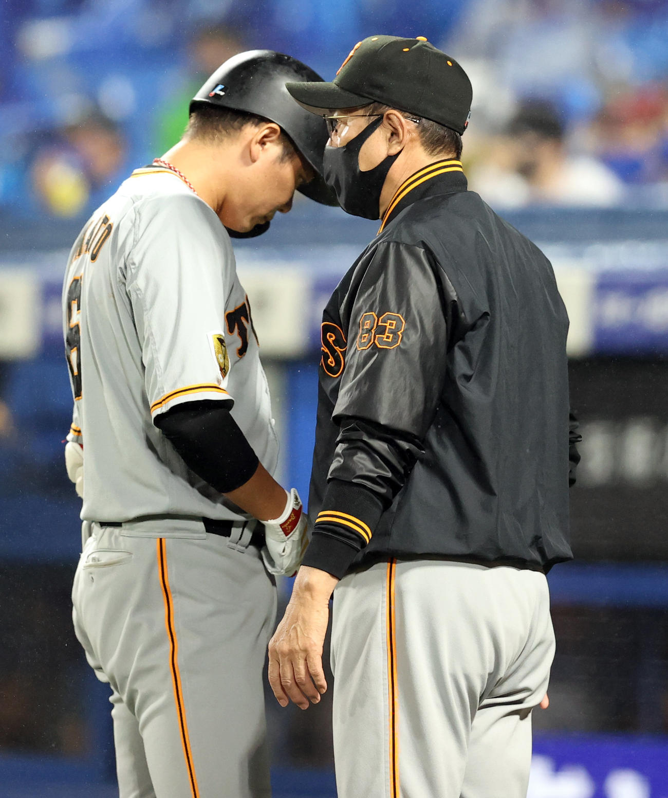 DeNA対巨人　8回表巨人無死一、二塁、打席に立つ前、坂本（左）に耳打ちする原監督（撮影・狩俣裕三）