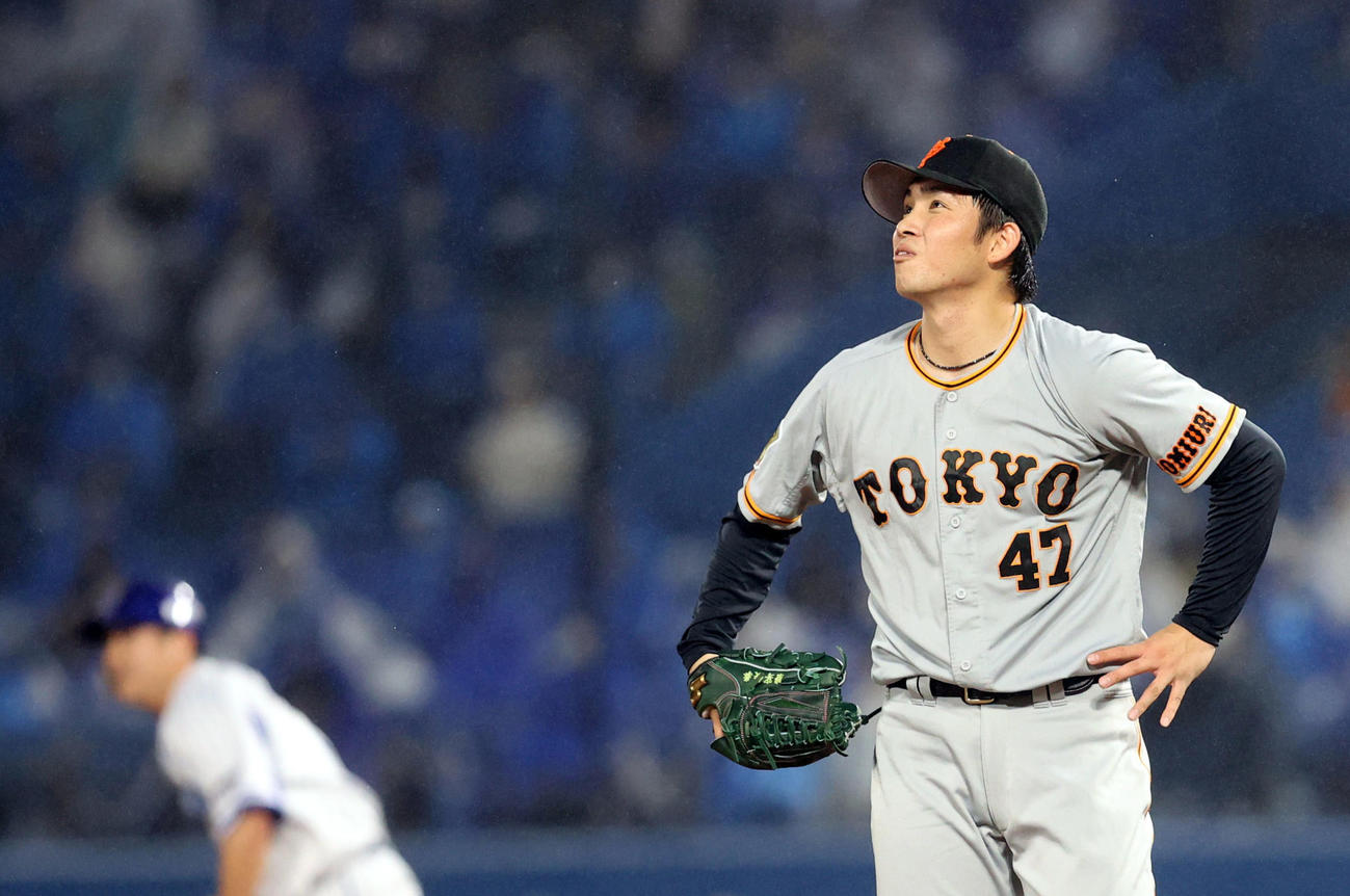 DeNA対巨人　3回裏DeNA2死一塁、宮崎に2点本塁打を打たれ、打球を見送る巨人高橋（撮影・狩俣裕三）