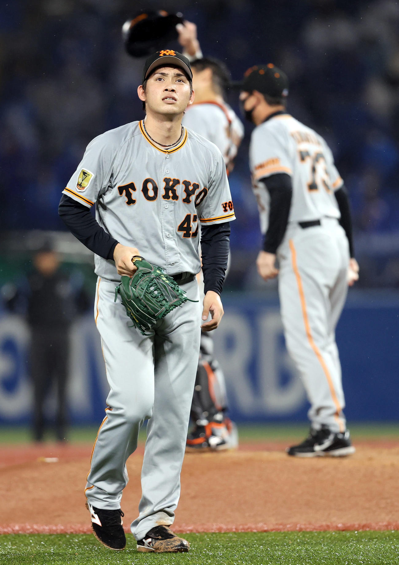 DeNA対巨人　5回裏途中、降板する巨人先発の高橋（撮影・狩俣裕三）