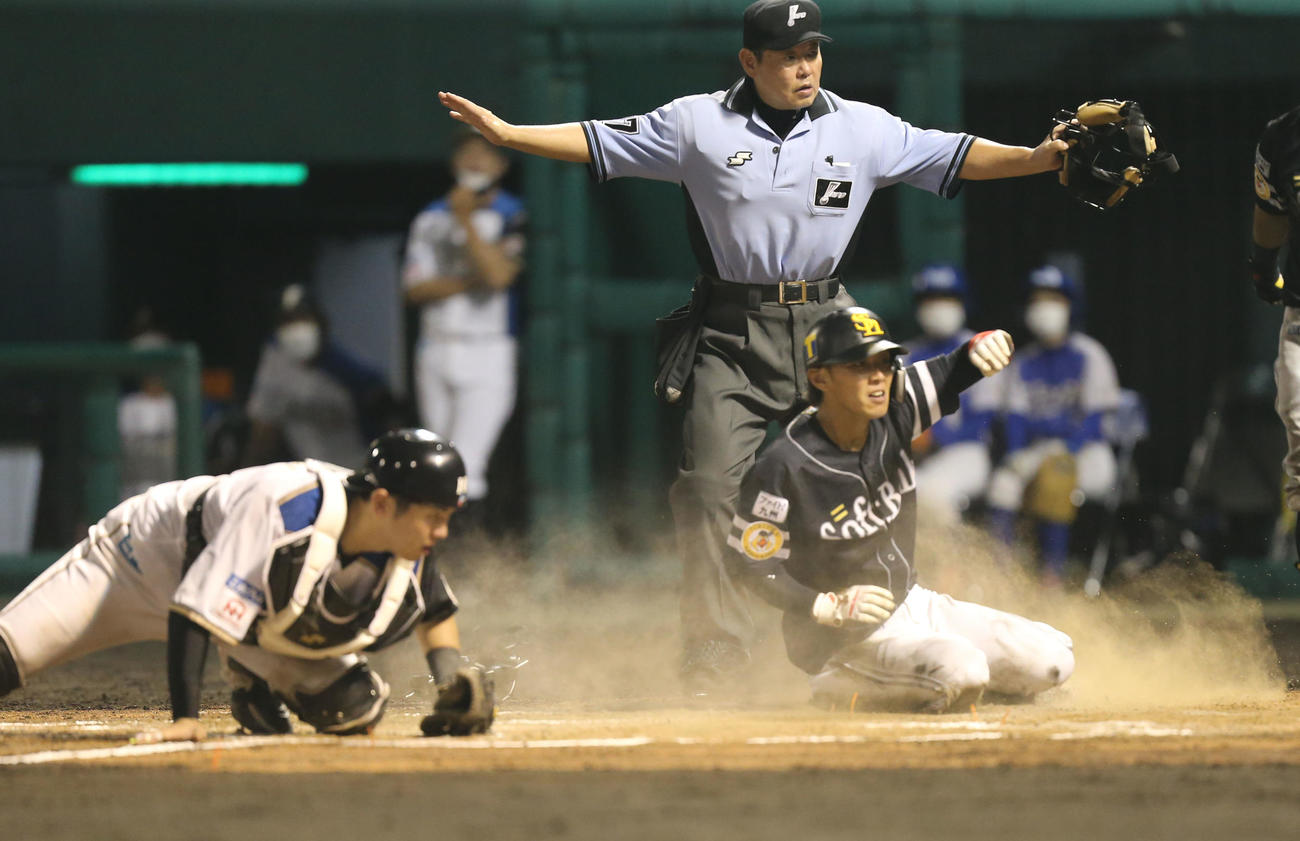 日本ハム対ソフトバンク　5回表ソフトバンク1死一、二塁、今宮は柳田の右前適時打で好走を見せる（撮影・屋方直哉）