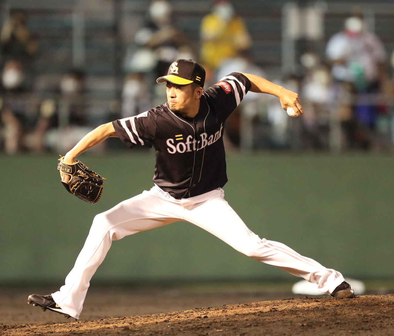 日本ハム対ソフトバンク　8回途中から登板した嘉弥真新也（撮影・梅根麻紀）