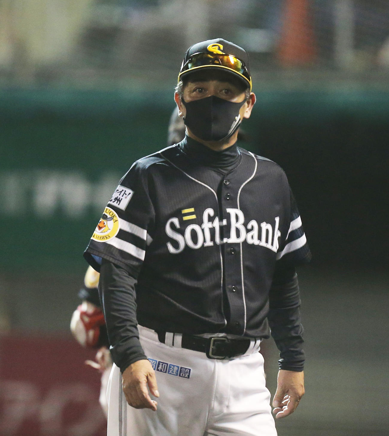 日本ハム対ソフトバンク　8回裏、交代を告げる工藤公康監督（撮影・屋方直哉）