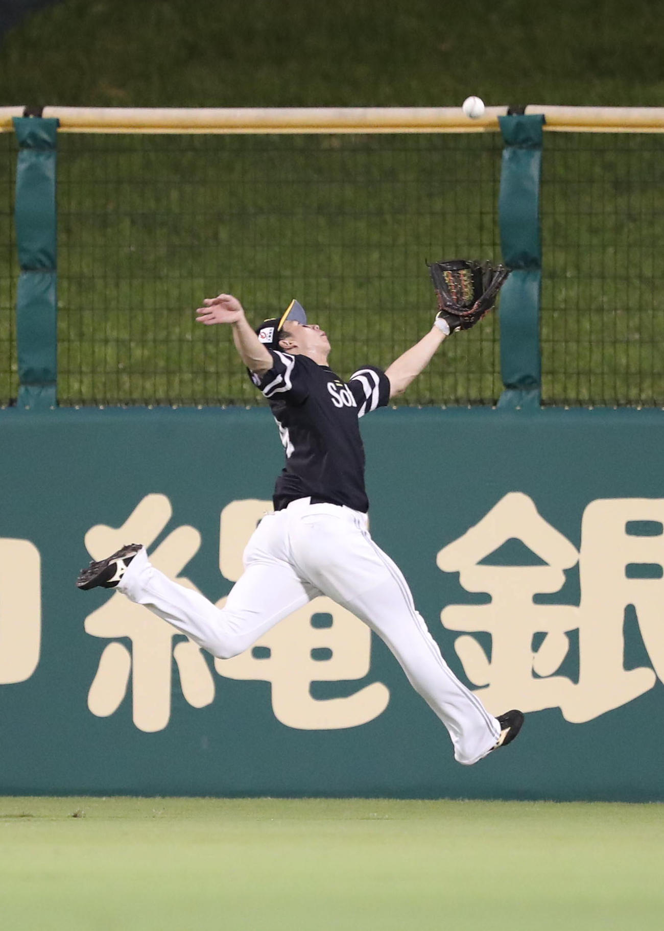 日本ハム対ソフトバンク　5回裏日本ハム1死、浅間の打球を好捕する中堅手の真砂（撮影・梅根麻紀）