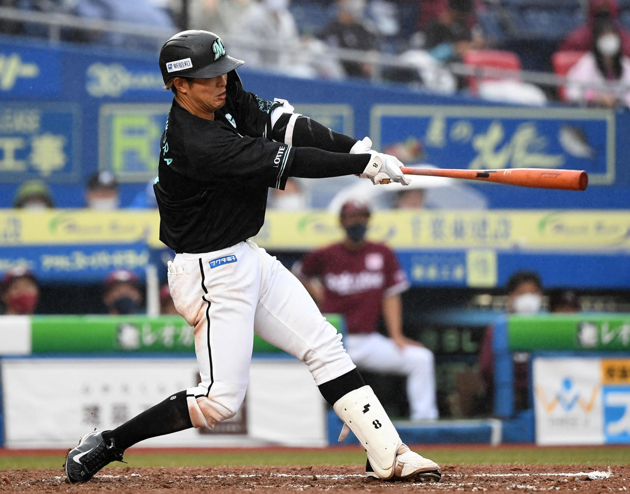 ロッテ対楽天　8回表ロッテ2死一、二塁、左翼線へ適時二塁打を放つ中村奨（2021年7月4日撮影）
