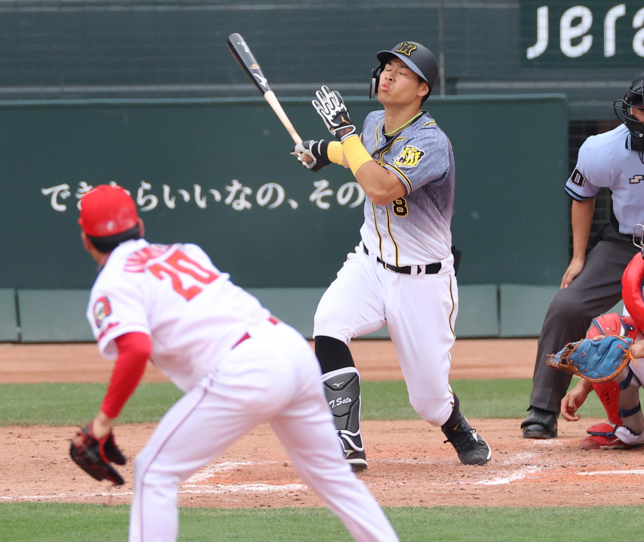 広島対阪神　9回表阪神1死一、二塁、この試合5つめの三振に終わる佐藤輝（撮影・清水貴仁）