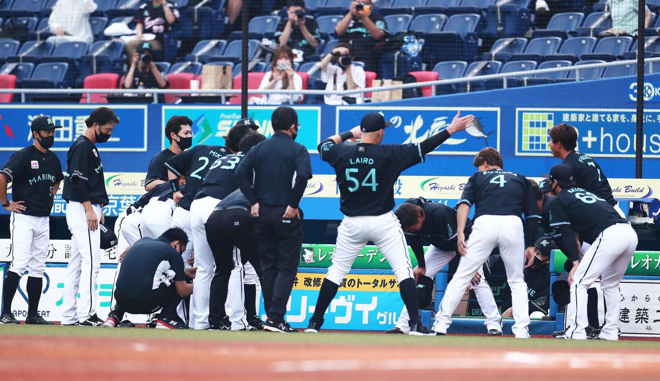 ロッテ対楽天　試合前、円陣を組むロッテの選手たち（撮影・河田真司）