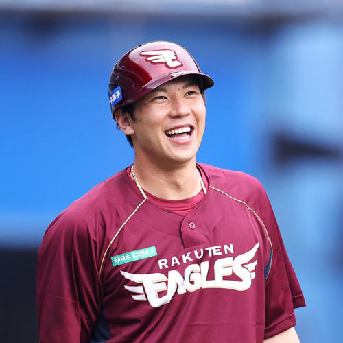 ロッテ対楽天　試合前、練習に合流し笑顔を見せる楽天炭谷（撮影・河田真司）