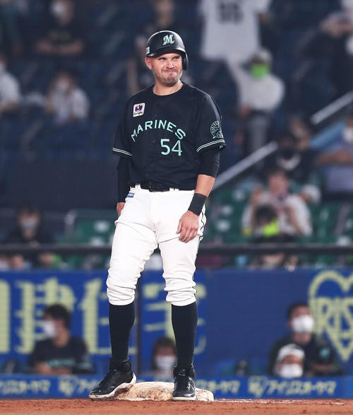 ロッテ対楽天　5回裏ロッテ無死一、二塁、中前適時打を放つレアード（撮影・河田真司）