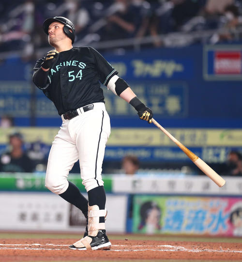 ロッテ対楽天　7回裏ロッテ1死、左越えソロ本塁打を放つレアード（撮影・河田真司）