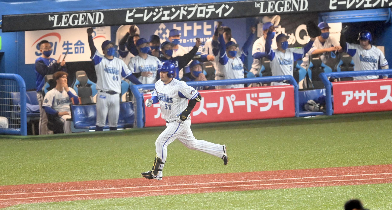 DeNA対巨人　3回裏DeNA2死一塁、2点本塁打を放ち一塁に向かう宮崎（撮影・たえ見朱実）