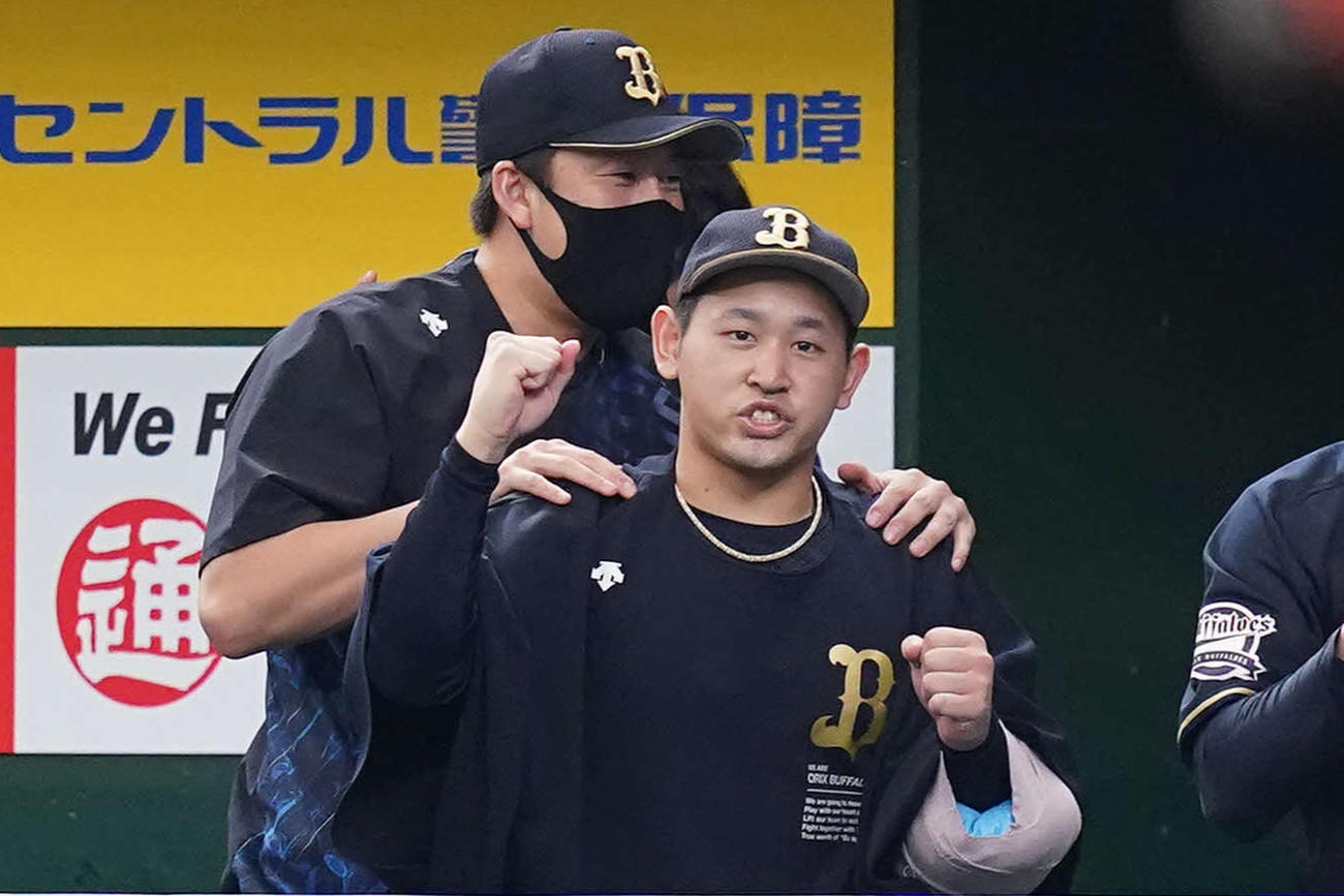 西武対オリックス　西武に勝利し、ベンチでガッツポーズするオリックス宮城（中央）。左は杉本（撮影・鈴木みどり）