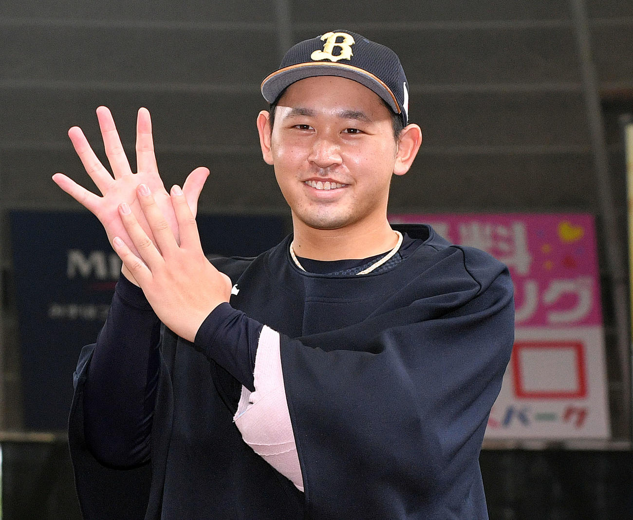 西武対オリックス　9勝目を挙げたオリックス宮城は「9」のポーズで記念撮影する（撮影・滝沢徹郎）