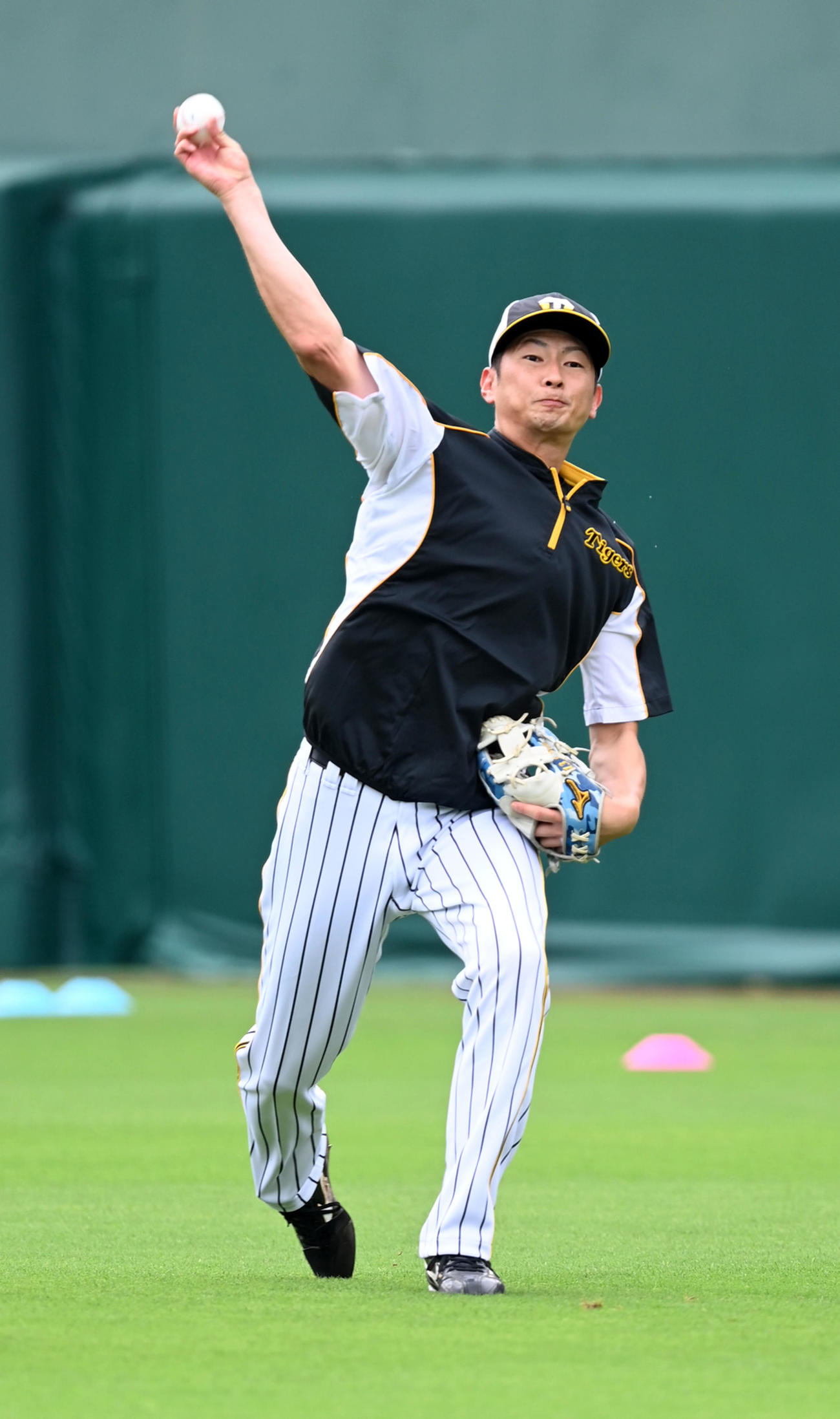 キャッチボールを行う阪神二保（撮影・前岡正明）