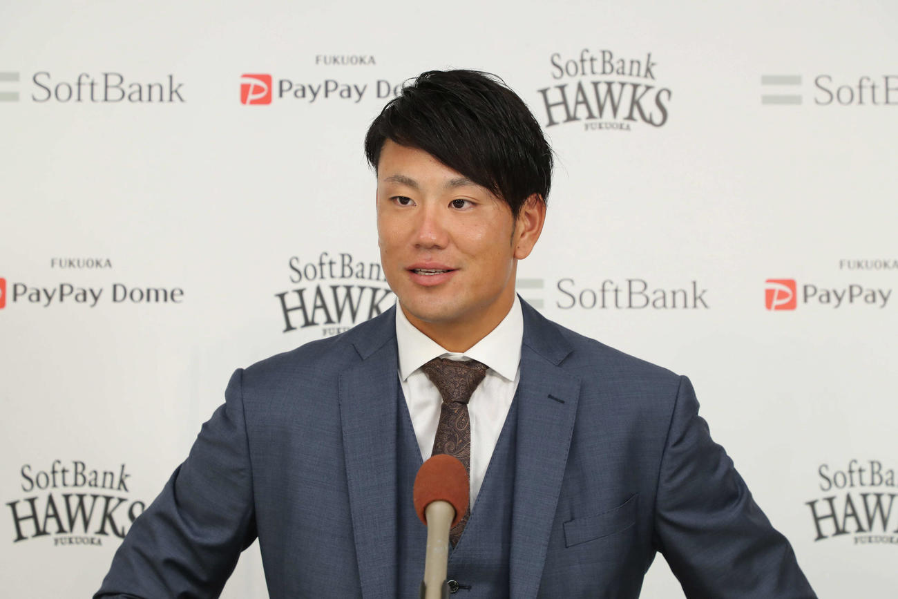 入団会見を行った中谷将大（球団提供）