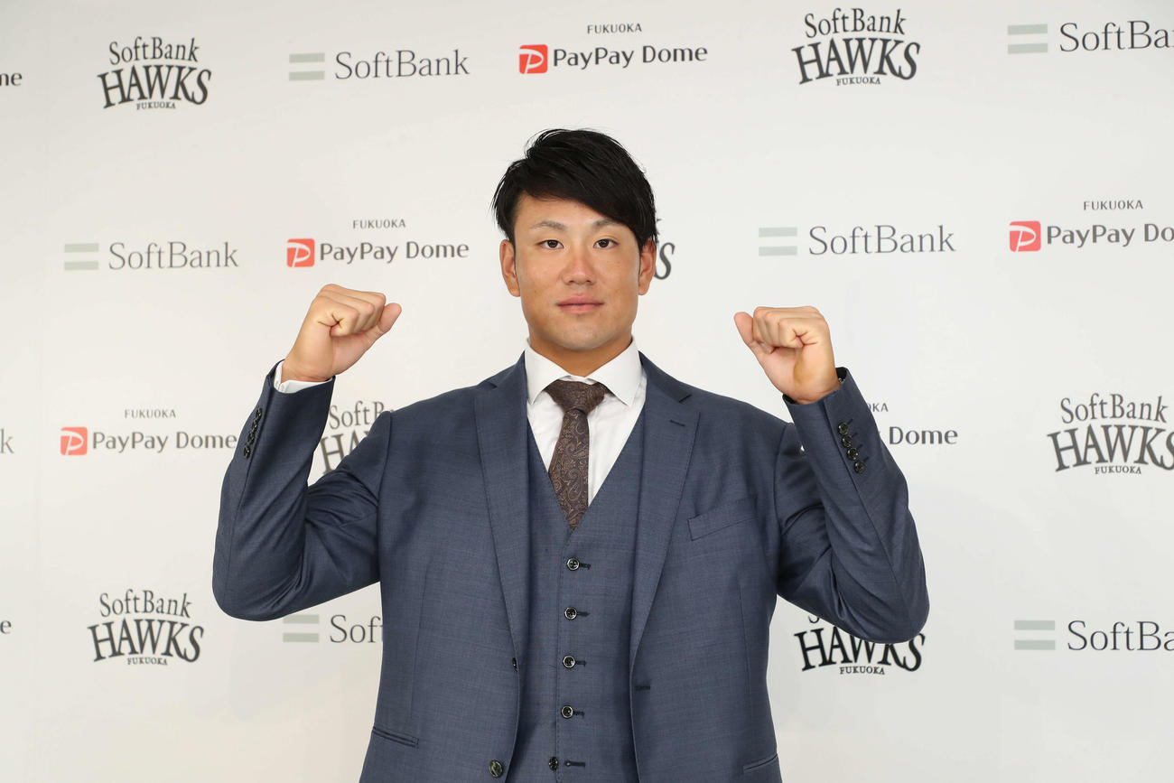 入団会見を行った中谷将大（球団提供）