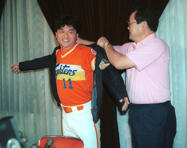 1990年8月21日、米田哲也氏から名球界ブレザーを着させてもらう大島康徳さん