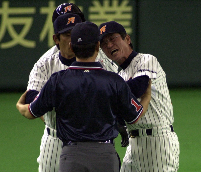 2001年5月6日、井出竜也の一塁判定をめぐり一塁塁審ともめる日本ハム大島康徳監督。左は嶋田信敏コーチ