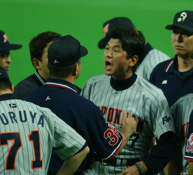 2002年3月31日のダイエー対日本ハム　1回裏ダイエー無死満塁、松中信彦の一ゴロの判定について激しく抗議した日本ハム大島康徳監督は良川昌美一塁塁審に退場を宣告され、小寺三塁塁審に激しく抗議する