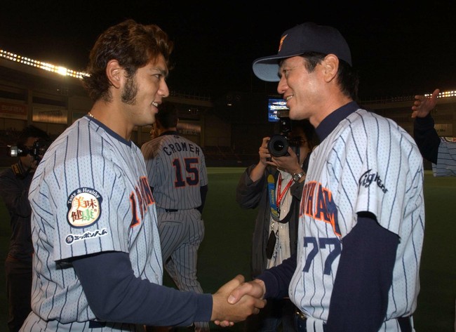 02年5月14日のロッテ対日本ハム　3勝目を上げた隼人（左）と握手する大島康徳監督
