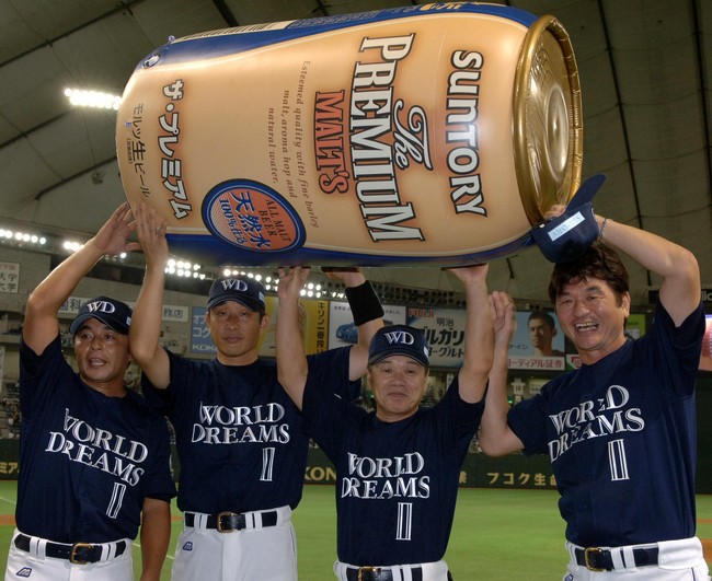 2006年7月24日、ドリームマッチ2006ワールドドリームス2対ザ・プレミアム・モルツ球団　MVPはWBC組のコーチ陣4人。左から武田一浩、辻発彦、弘田澄男、大島康徳