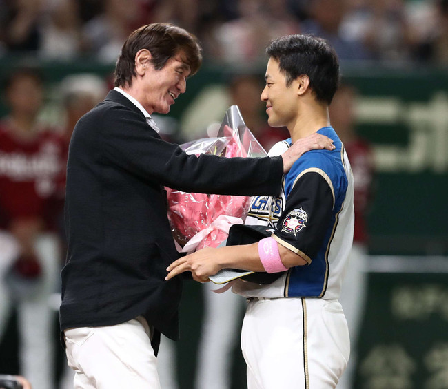 19年9月12日の日本ハム対楽天　東京ドーム最終戦引退セレモニーで日本ハム元監督の大島康徳氏（左）に労われる田中賢介