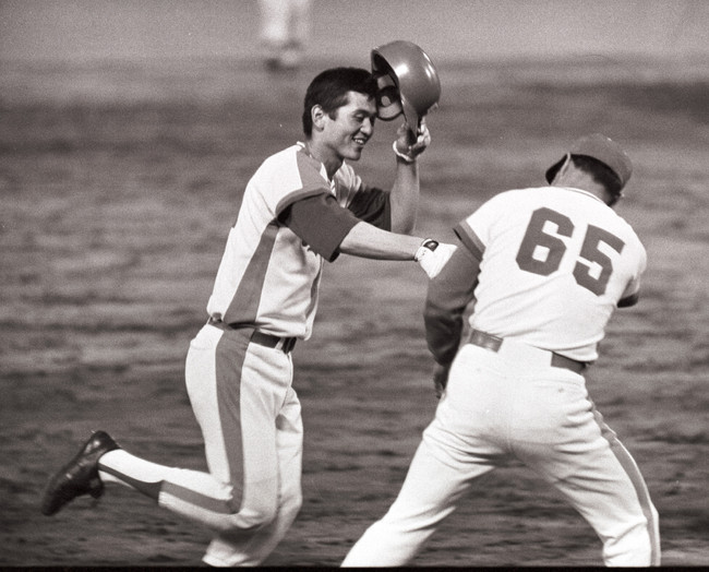 1974年6月19日の中日対巨人　中日大島康徳はサヨナラ本塁打を放ち三塁を回る