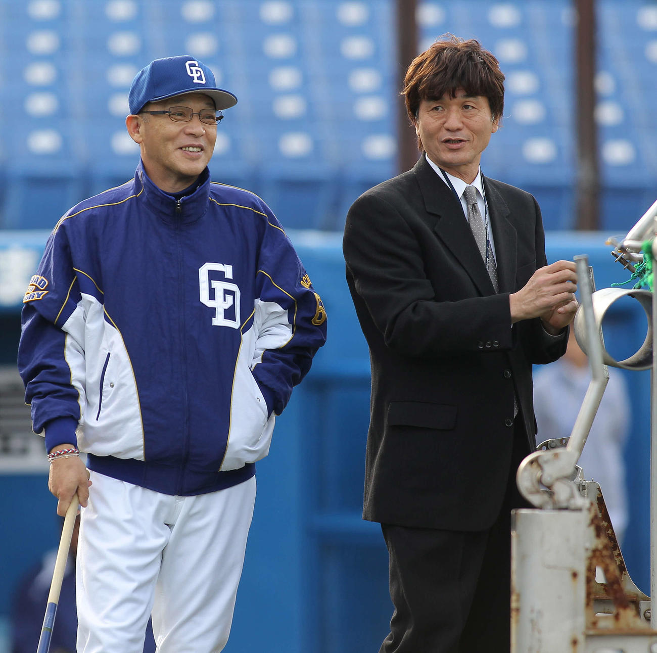 2010年4月1日のヤクルト対中日　試合前、中日落合博満監督（左）と話す野球評論家の大島康徳氏