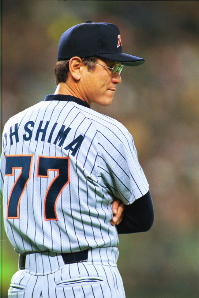2001年4月16日、一塁コーチスボックスに立つ日本ハム大島康徳監督