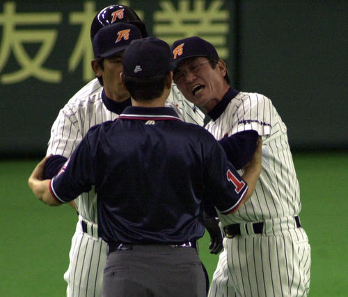 2001年5月6日、井出竜也の一塁判定をめぐり一塁塁審ともめる日本ハム大島康徳監督。左は嶋田信敏コーチ