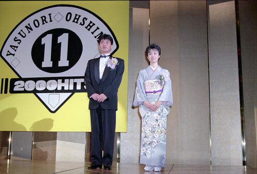 1990年12月6日、2000本安打記念パーティーであいさつする日本ハム大島康徳。右は奈保美夫人