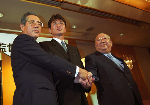 90年10月14日、監督就任発表で手を取り合う左から日本ハム小島武士球団代表、大島康徳監督、大社義規オーナー