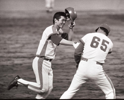 1974年6月19日の中日対巨人　中日大島康徳はサヨナラ本塁打を放ち三塁を回る